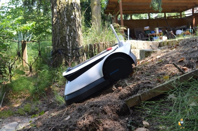 ECOVACS GOAT G1 fährt einen steilen Abhang herunter
